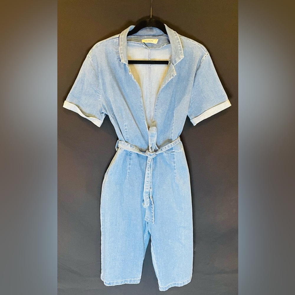 Denim romper with side zipper and belt. Fitted. With stretch. Size L